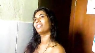 Ragazzina dello Sri Lanka succhia cazzo