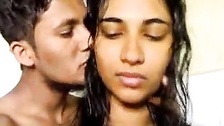 Ragazzina dello Sri Lanka succhia cazzo