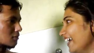 Ragazzina dello Sri Lanka succhia cazzo