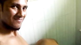 Ragazzina dello Sri Lanka succhia cazzo