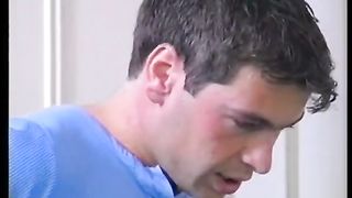 Donna tatuata gola profonda