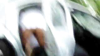 Moglie culona pulisce l'auto