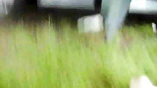 Moglie culona pulisce l'auto