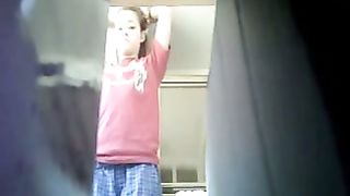 Ragazza ripresa con telecamera nascosta mentre si rade la figa