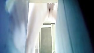 Ragazza ripresa con telecamera nascosta mentre si rade la figa