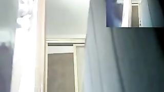 Ragazza ripresa con telecamera nascosta mentre si rade la figa