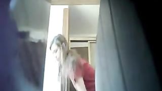 Ragazza ripresa con telecamera nascosta mentre si rade la figa