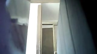 Ragazza ripresa con telecamera nascosta mentre si rade la figa