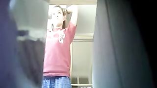 Ragazza ripresa con telecamera nascosta mentre si rade la figa