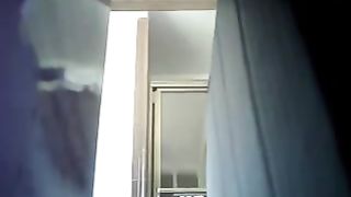 Ragazza ripresa con telecamera nascosta mentre si rade la figa