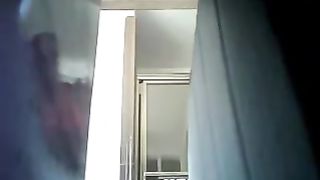 Ragazza ripresa con telecamera nascosta mentre si rade la figa