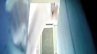 Ragazza ripresa con telecamera nascosta mentre si rade la figa