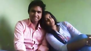 Anteprima del video: 19enne studentessa indiana ama scopare alla missionaria