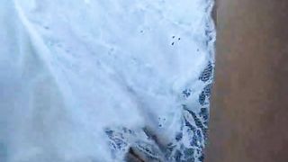 Moglie senza le mutandine sotto la gonna