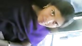 Bella indiana amatoriale con grosse tette naturali