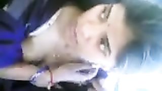 Bella indiana amatoriale con grosse tette naturali