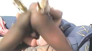 Giovane stallone nero nella mia camera da letto