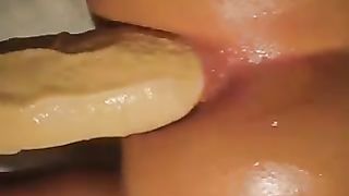 Lungo dildo mostruoso nel buco rosa del mio culo