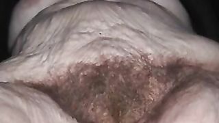Nonna russa con tette cadenti e fica pelosa