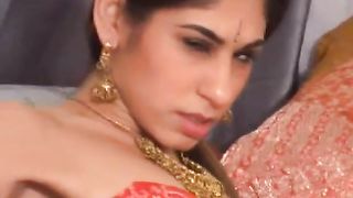 Strip di bella teen indiana in sari