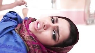 Moglie indiana sottomessa