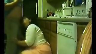 Matura grassa messicana scopata in cucina