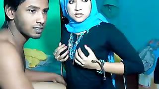 Anteprima del video: Moglie indiana ama esibire le sue piccole zinne perfette