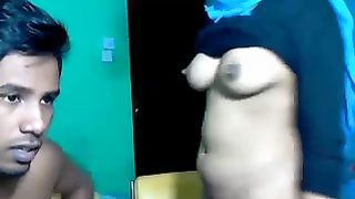 Moglie indiana ama esibire le sue piccole zinne perfette