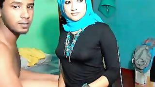 Moglie indiana ama esibire le sue piccole zinne perfette