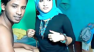 Moglie indiana ama esibire le sue piccole zinne perfette