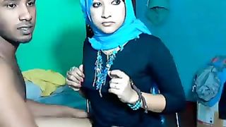 Moglie indiana ama esibire le sue piccole zinne perfette