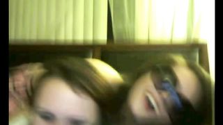 Due amiche si masturbano insieme