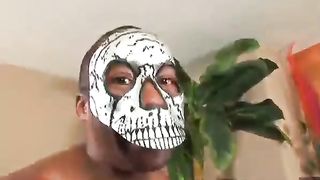 Sesso a tre con bruna milf scopata in gola