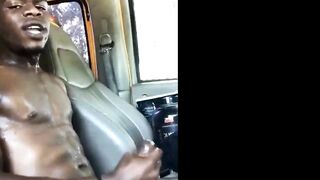 NEGRO SI SEGA AL LAVORO. GUARDA COME SCHIZZA