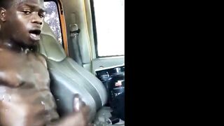 NEGRO SI SEGA AL LAVORO. GUARDA COME SCHIZZA