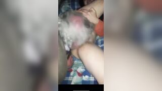 Il vecchiaccio le lecca la passera ed il cornuto la filma