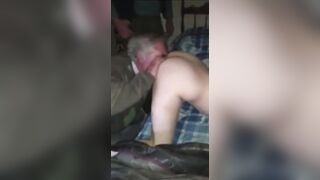 Il vecchiaccio le lecca la passera ed il cornuto la filma