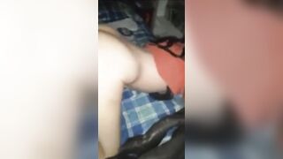 Il vecchiaccio le lecca la passera ed il cornuto la filma