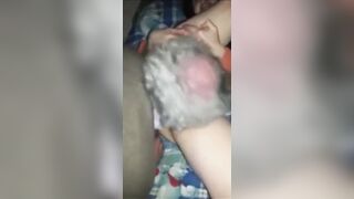 Il vecchiaccio le lecca la passera ed il cornuto la filma