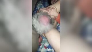 Il vecchiaccio le lecca la passera ed il cornuto la filma