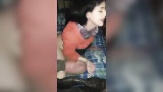 Il vecchiaccio le lecca la passera ed il cornuto la filma