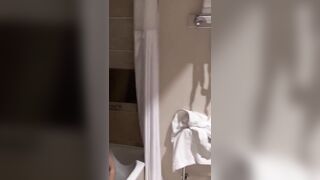 La prende a schiaffi sulle tette e lei lo deve succhiare