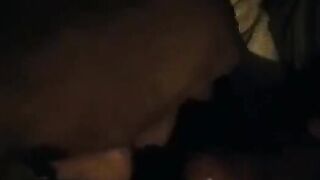 La mia zoccoletta mi spompina sotto casa dei suoi genitori