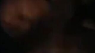 La mia zoccoletta mi spompina sotto casa dei suoi genitori