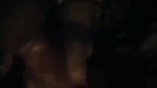 La mia zoccoletta mi spompina sotto casa dei suoi genitori