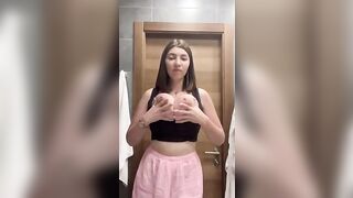 GUARDATE CHE TETTE CHE HA QUESTA !