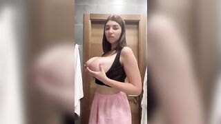 Anteprima del video: GUARDATE CHE TETTE CHE HA QUESTA !