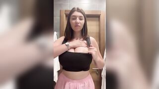 GUARDATE CHE TETTE CHE HA QUESTA !