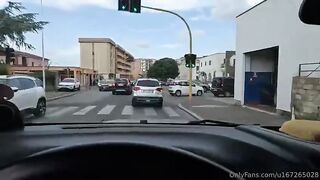 La puttana si masturba in auto e poi sega il cazzo a lui che guida
