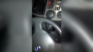 Ditalino moglie con fica pelosa in macchina